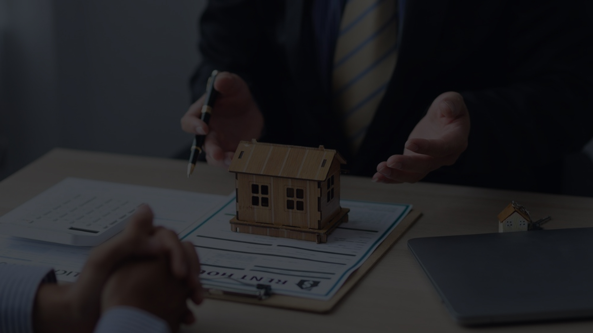 real estate agent Delivering sample homes to customers, mortgage loan contracts. Make a contract for hire purchase and sale of a house. and home insurance contracts, home mortgage loan concepts